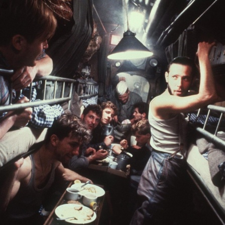 Blick in den Mannschaftsraum des U-Boots in einer Szene des Films "Das Boot", in dem das Schicksal der Mannschaft an Bord der "U 96" im Zweiten Weltkrieg geschildert wird. 