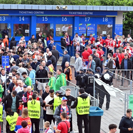 Fußballfans beim Einlass der Arena auf Schalke vor dem Spiel Serbien gegen England