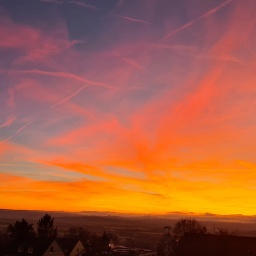 Orange-roter Himmel im Göttinger Ortteils Geismar.