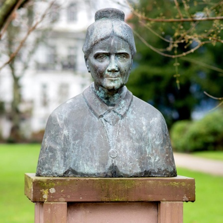 Die Büste der Frauenrechtlerin Helene Lange steht in einer Parkanlage am Cäcilienplatz im Zentrum ihrer Geburtsstadt Oldenburg. Die aus Bronze gefertigte Büste erinnert seit 1995 an die Politikerin und Pädagogin.