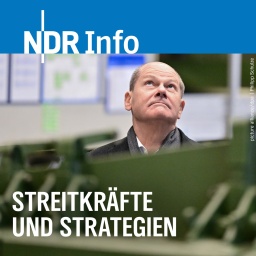 Bundeskanzler Olaf Scholz (SPD), besichtigt eine Produktionshalle mit Panzerfahrzeugen des Rüstungskonzerns Rheinmetall.