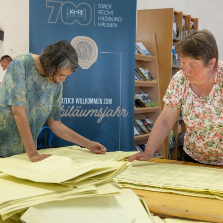 Wahlhelfer zählen im thüringischen Hildburghausen die Stimmzettel bei den Kommunalwahlen aus