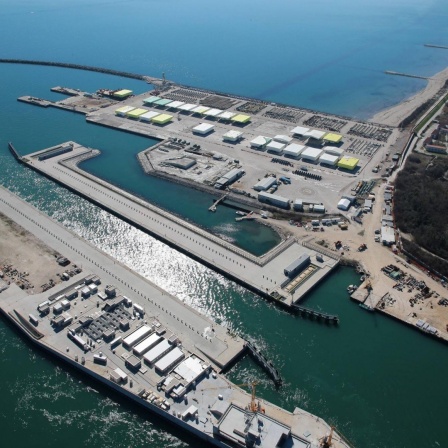 Vor Venedig liegt das MO.S.E.-Sperrwerk-Projekt im Bereich Porto di Lido. Immer wieder steht Venedig unter Wasser und der Meeresspiegel steigt weiter. Das Barrierensystem soll Venedig vor Wasserfluten schützen.