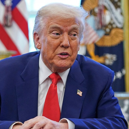 US-Präsident Donald Trump sitzt in seinem Büro im Weißen Haus.
