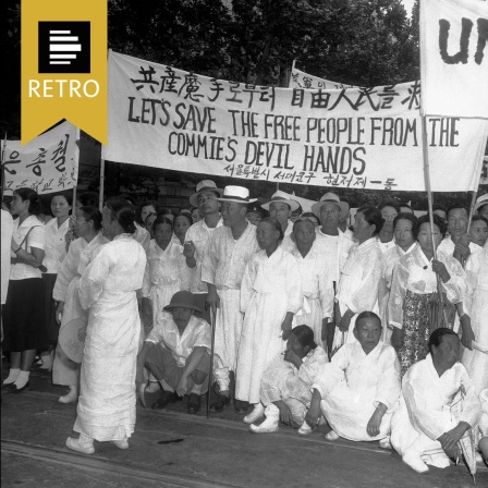 Demonstranten stehen und sitzen am 18. Juli 1958 auf der City Hall Plaza in Seoul, Südkorea, während einer Demonstration für die Landung der US-Marine im Libanon.