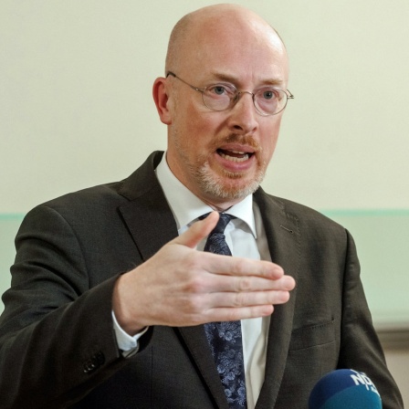 Christian Pegel (SPD), Innenminister von Mecklenburg-Vorpommern, spricht auf einer Pressekonferenz. (Foto vom 17.12.2024)