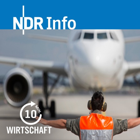 Ein Fluglotse weist ein Flugzeug ein