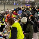 Freiwillige versorgen Geflüchtete am Ankunftszentrum im Berliner Hauptbahnhof
