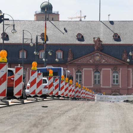 Verkehr bewegt sich durch eine Baustelle der Theodor-Heuss-Brücke, die den Rhein zwischen Mainz-Kastel und Mainz überspannt, vorbei.