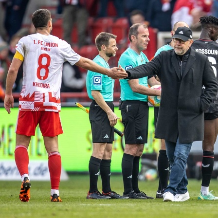 Unions Rani Khedira bedankt sich nach dem Spiel gegen Leverkusen bei seinem Trainer Urs Fischer.
