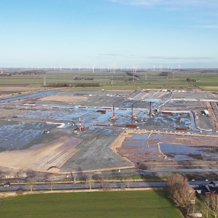 Das Gelände der Northvolt Fabrik in Schleswig-Holstein aus der Luft betrachtet.
