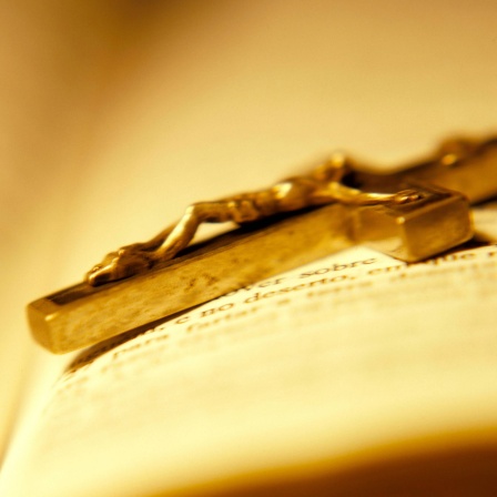 Ein Kruzifix auf einer aufgeschlagenen Bibel