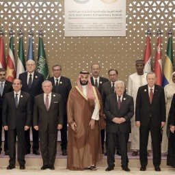 Der Kronprinz von Saudi-Arabien (mitte), Mohammed bin Salman, und andere Staatsoberhäupter und Beamte während des Notfallgipfels der Arabischen Liga in Riad (Saudi-Arabien).