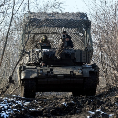 Soldaten bemannen einen Panzer