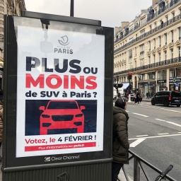 Auf einer Werbetafel informiert die Stadt Paris über eine Bürgerbefragung zu erhöhten Parkgebühren für SUV (Bild: picture alliance/dpa/Michael Evers)