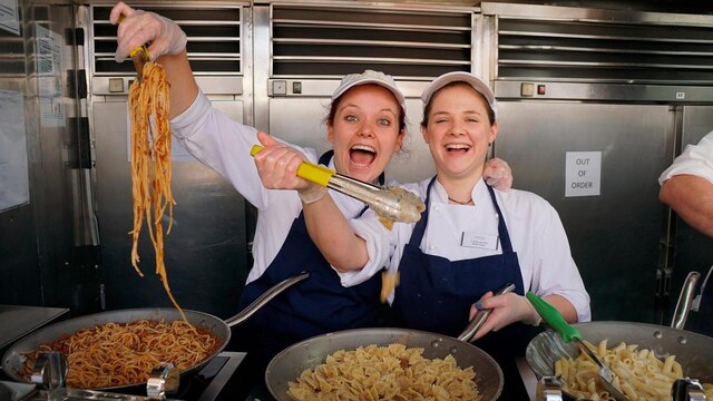 Das Event "Alles Pasta" mit Sous-Chefin Steffi Gehrlein und Küchenpraktikantin Laura Bauer an Bord der "Prinzessin" im Bereich "Schöne Aussicht" auf Deck 11.