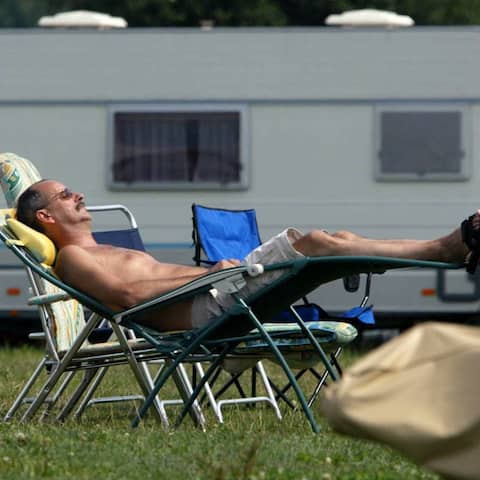 Campingidylle - Mann schläft auf einem Liegestuhl auf dem Campingplatz Kleinröhrsdorf