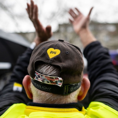 in Streikender trägt während eines ganztägigen Verdi-Warnstreiks bei den Berliner Verkehrsbetrieben eine Baseballmütze mit BVG-Logo.
