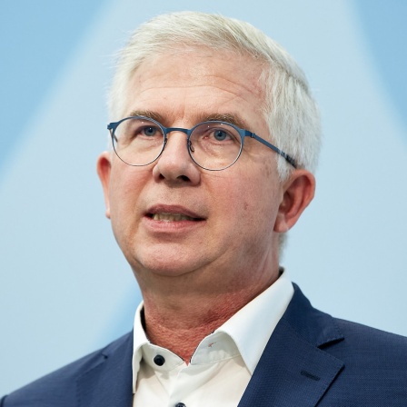 Der FDP-Politiker Andrew Ullmann spricht bei eine Pressekonferenz.