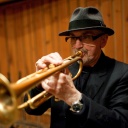 Tomasz Stanko spielt Trompete.