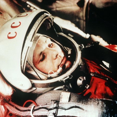 April 1961: Der sowjetische Kosmonaut Juri Gagarin in seinem Raumanzug kurz vor dem Start zum ersten bemannten Weltraumflug.