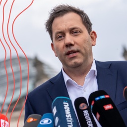 Lars Klingbeil, SPD-Fraktionsvorsitzender und Bundesvorsitzender, gibt ein Pressestatement nach der Fraktionssitzung im Bundestag.