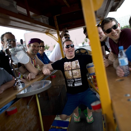 Gruppe Männer auf einem Beer Bike in Berlin