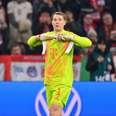 Im Stadion: Torwart Manuel Neuer zieht seine Handschuhe aus.