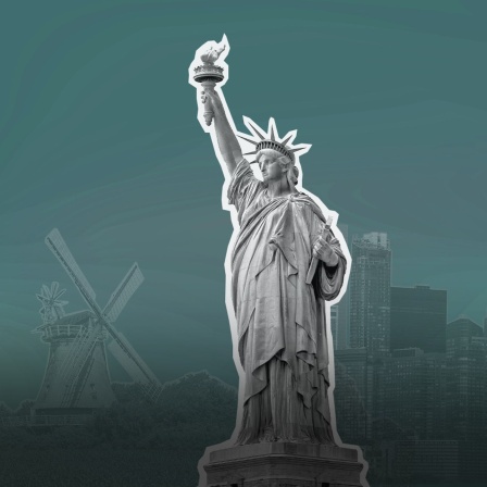 Ein Schwarzweiß-Bild der Freiheitsstatue in New York, dahinter eine friesische Mühle und die New Yorker Skyline.