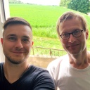 Sebastian Krenz und Tobias Kluge machen zusammen ein Selfie
