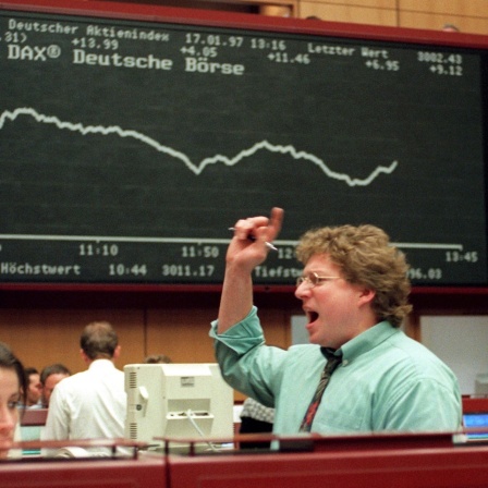 Ein Händler vor der angezeigten Kurve des Deutschen Aktien-Index in der Frankfurter Börse am 17.1.1997