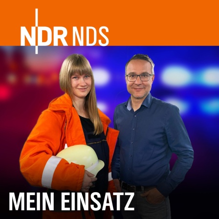 Feuerwehr-Frau Märit Heuer und NDR Reporter Torben Hildebrandt vor einem Blaulicht-Hintergrund.