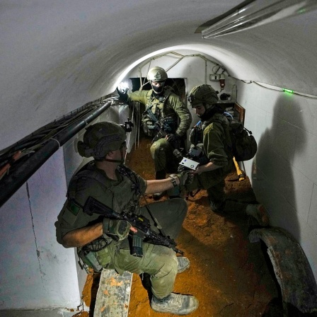 Israelische Soldaten erkunden einen Tunnel unter dem UNRWA-Hauptquartier des UN-Hilfswerks in der Stadt Gaza (Israel).
