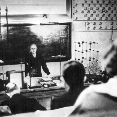 Das Schwarzweiß-Bild zeigt Marie Curie bei einer Vorlesung im Radium-Institut in Paris im Jahr 1927