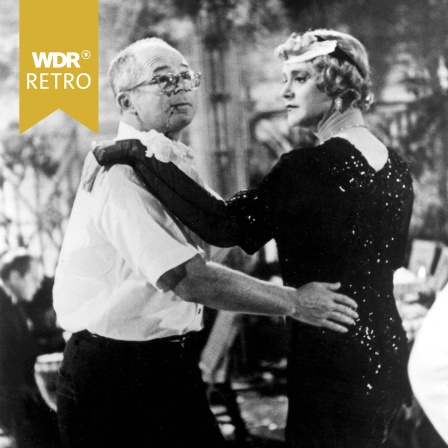 Regisseur Billy Wilder (links) tanzt mit Darsteller Jack Lemmon (rechts, als Frau verkleidet)