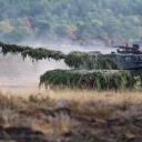 Ein Kampfpanzer Leopard 2 steht auf dem Truppenübungsplatz Bergen bei einer Gefechtsvorführung