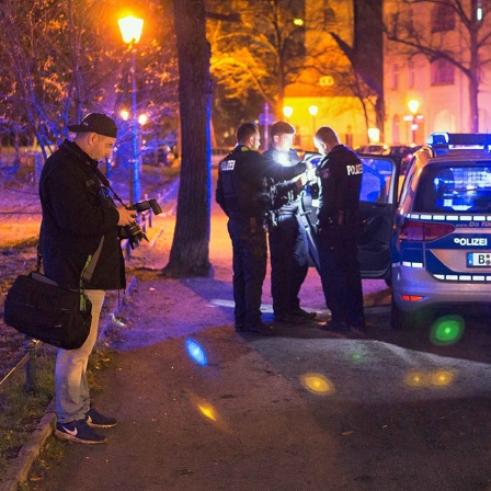 Polizeieinsatz mit Blaulichtreporter (Bild: rbb/ Sebastian Schneider)