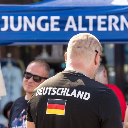 Ein Mann steht bei einer Wahlkampfveranstaltung der AfD Brandenburg in Cottbus am Stand der Jungen Alternative, der Nachwuchsorganisation der AfD.