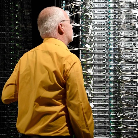 Dirk Krickel, Systemadministrator, öffnet die Tür zum Computersystems "Lise" am Zuse Institut Berlin. 