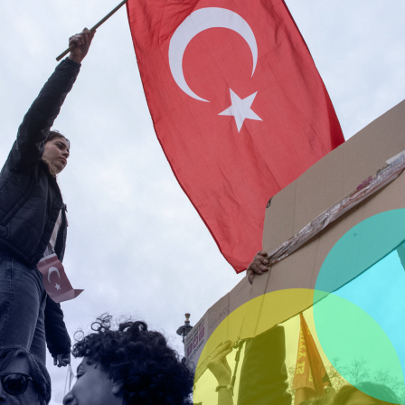 Eine Frau schwengt die Flagge der Türkei