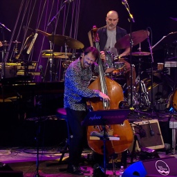 Pablo Martín Caminero und die NDR Bigband beim Konzert auf der JazzBaltica 2024.