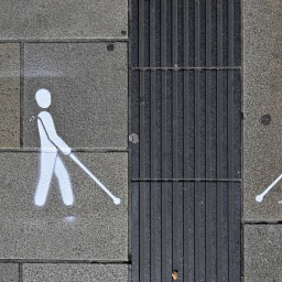 Piktogramme, die kurz vorher aufgesprüht wurden, markieren das Blindenleitsystem am Erfurter Hauptbahnhof. 