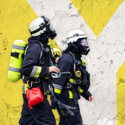 Collage zeigt zwei Feuerwehrmänner in Uniform