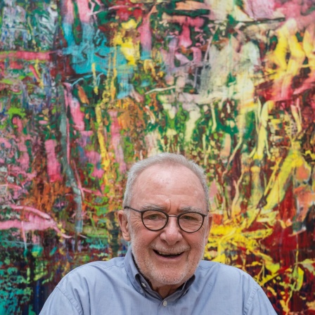 Gerhard Richter 2017 lächelnd vor seinem Gemälde &#034;Abstract painting &#039;946-3&#034; (2016)