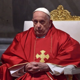 Papst Franziskus bei der Karfreitagsmesse 2024 im Petersdom 