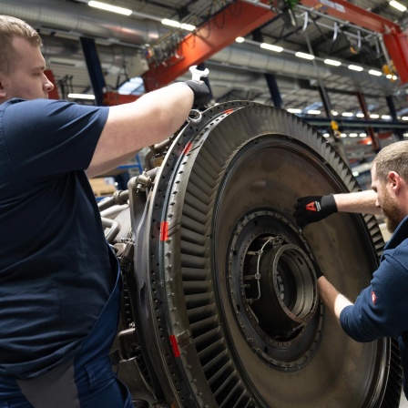Mitarbeiter arbeiten an einem Antrieb.
