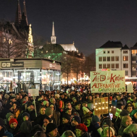 Köln: Tausende Teilnehmer stehen am 16. Januar 2024 bei einer Demo gegen Rechtsextremismus auf dem Heumarkt.