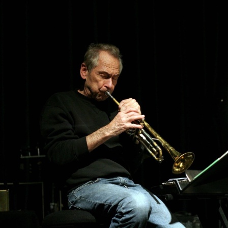 Der Komponist Jon Hassell spielt Trompete auf der Bühne des Jazzfest Berlin, 2006.