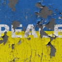 Illustration: Abgeblätterte "Peace" Schrift auf einer Wand in der Ukraine, 2022.