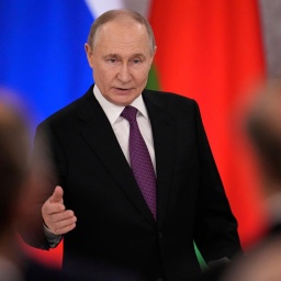 Der russische Präsident Wladimir Putin spricht während einer Unterzeichnungszeremonie im Großen Kremlpalast in Moskau